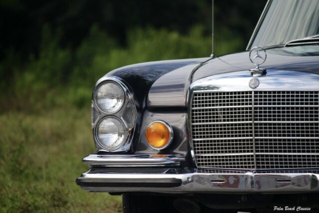 Mercedes-Benz 200-Series 1971 image number 1