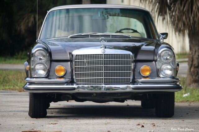 Mercedes-Benz 200-Series 1971 image number 19