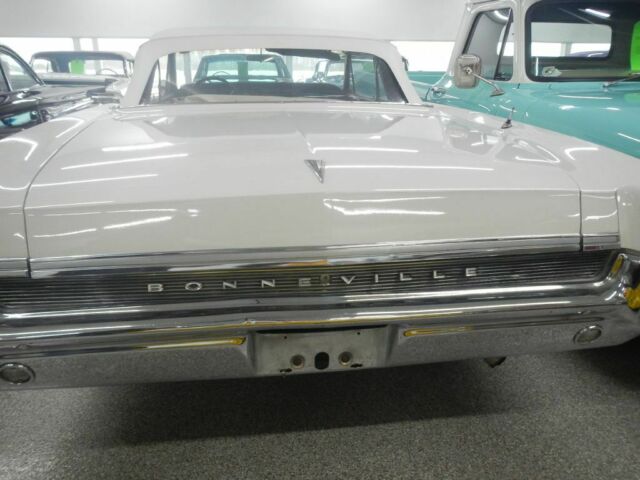 Pontiac Bonneville 1964 image number 28