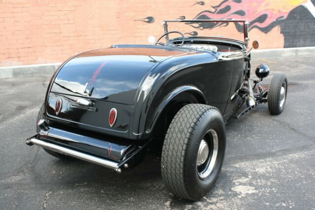 Ford Roadster 1932 image number 2