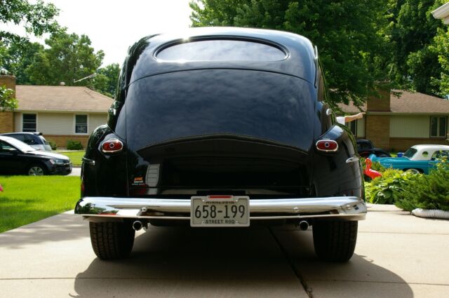 Ford Deluxe 1947 image number 2