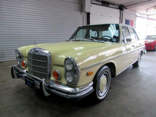 Mercedes-Benz 200-Series 1972 image number 0