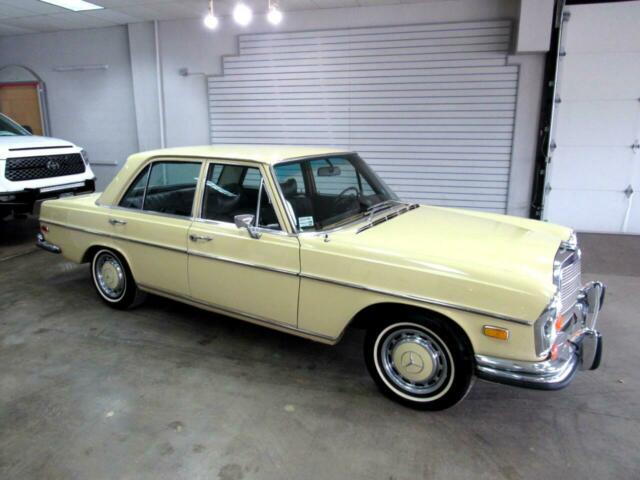 Mercedes-Benz 200-Series 1972 image number 18