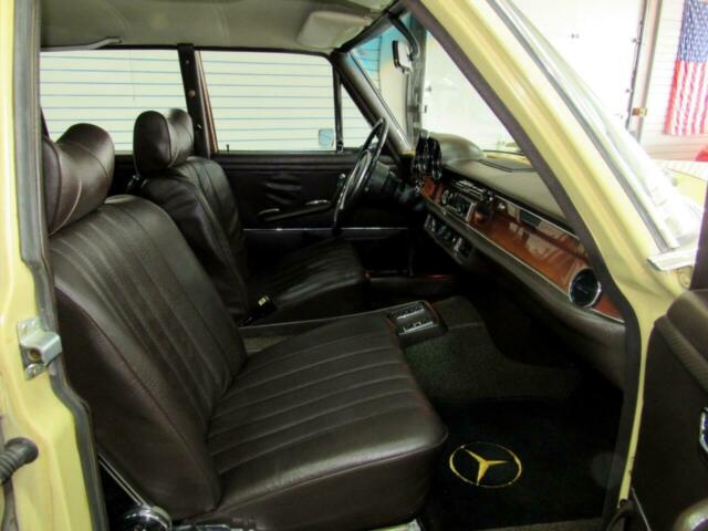 Mercedes-Benz 200-Series 1972 image number 9