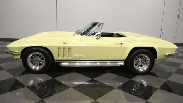 Chevrolet Corvette 1965 image number 31