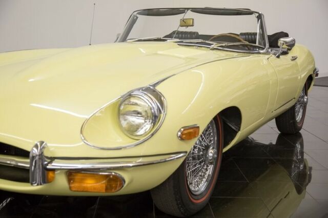 Jaguar E-Type 1969 image number 11