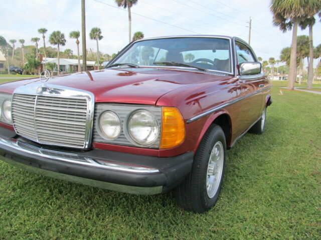 Mercedes-Benz 300-Series 1978 image number 1