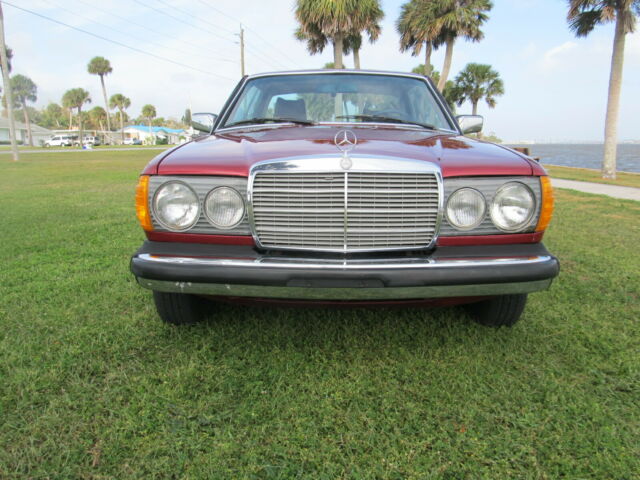 Mercedes-Benz 300-Series 1978 image number 2