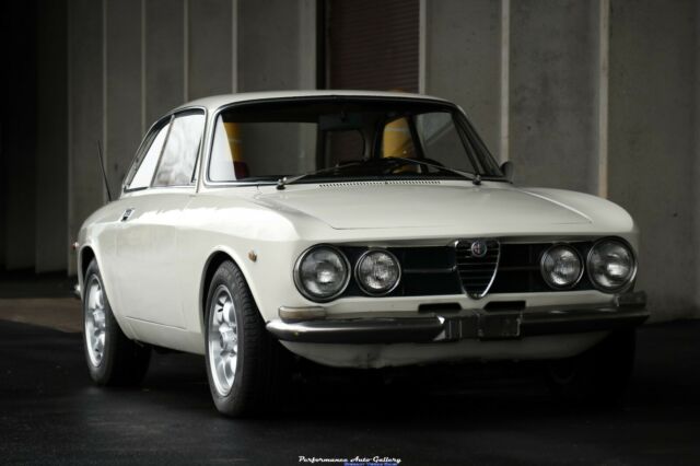 Alfa Romeo GTV 1969 image number 2