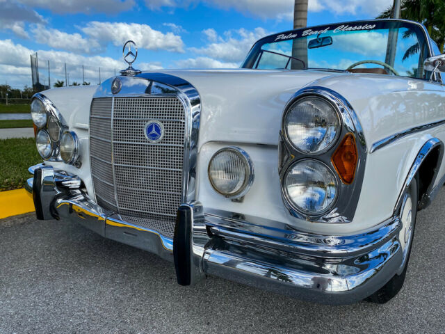 Mercedes-Benz 200-Series 1963 image number 7