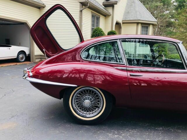 Jaguar E-Type 1968 image number 32