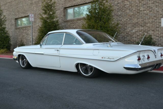 Chevrolet Impala 1961 image number 17