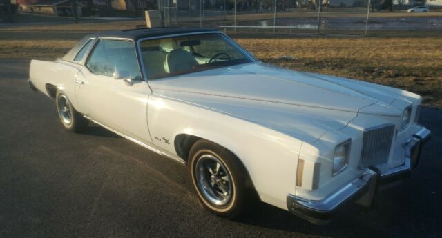 Pontiac Grand Prix 1974 image number 1