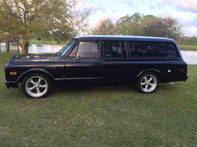 Chevrolet Suburban 1972 image number 1