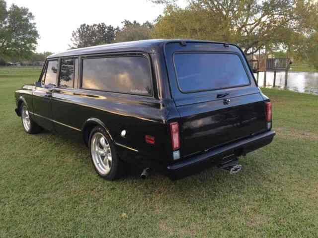 Chevrolet Suburban 1972 image number 2