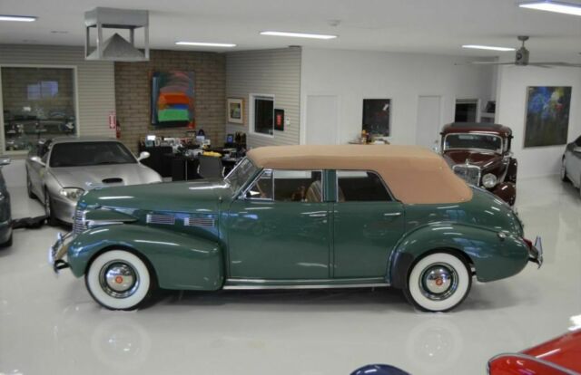 Cadillac Series 62 Convertible Sedan 1940 image number 32