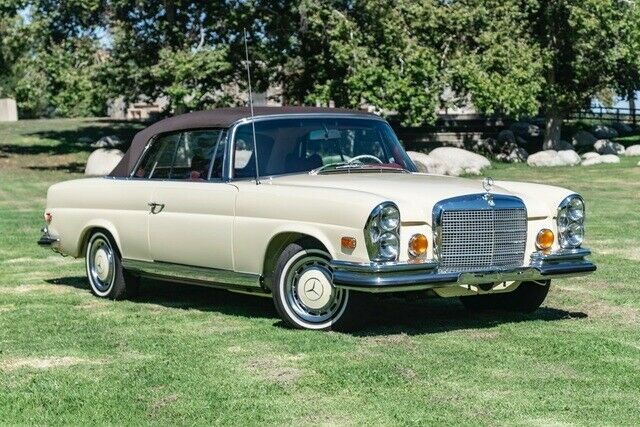 Mercedes-Benz 200-Series 1971 image number 16