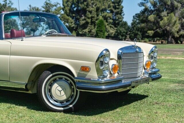 Mercedes-Benz 200-Series 1971 image number 33