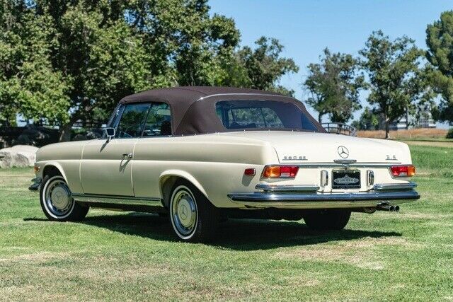 Mercedes-Benz 200-Series 1971 image number 39