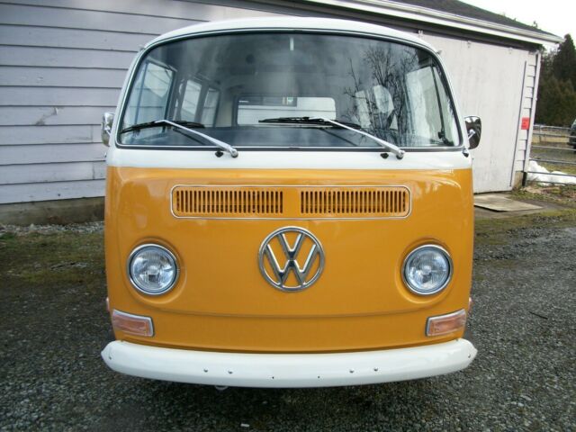 Volkswagen Bus/Vanagon 1972 image number 1