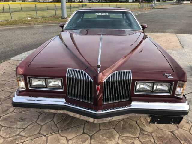 Pontiac Grand Prix 1976 image number 1