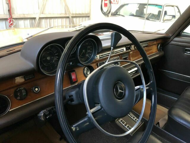 Mercedes-Benz 280se 1973 image number 28