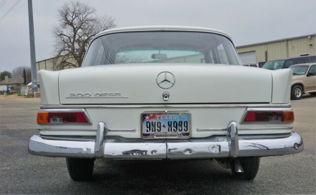 Mercedes-Benz 200-Series 1966 image number 29