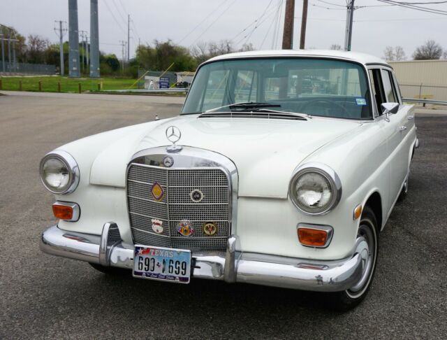 Mercedes-Benz 200-Series 1966 image number 4