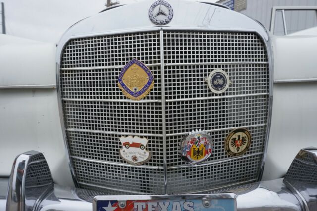 Mercedes-Benz 200-Series 1966 image number 41