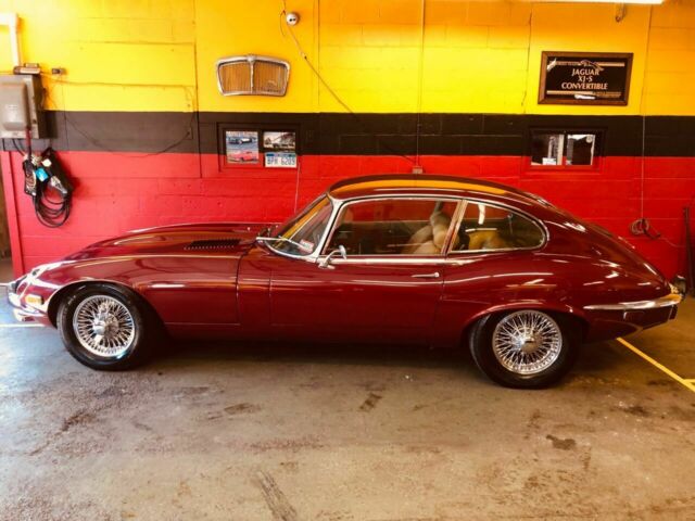 Jaguar E-Type 1971 image number 3