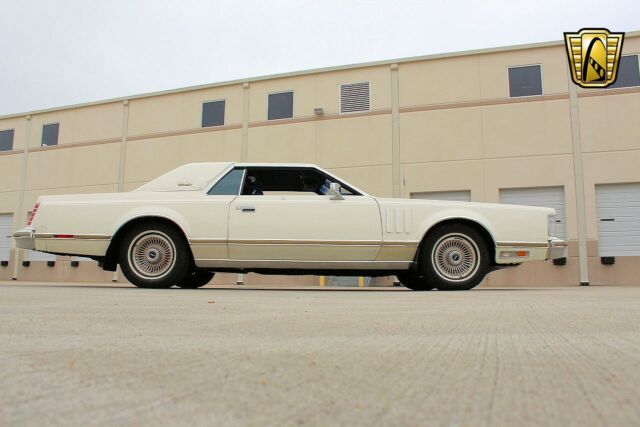 Lincoln Continental 1979 image number 19