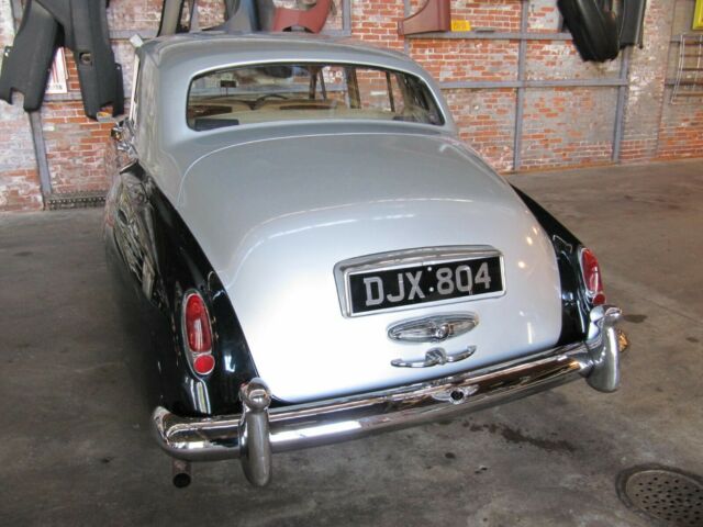 Bentley S2 Saloon 1960 image number 5