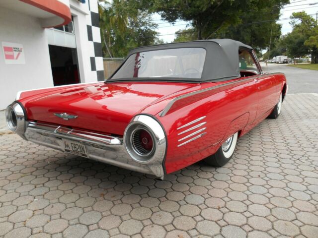 Ford Thunderbird 1961 image number 2