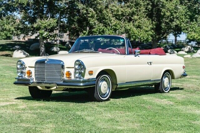 Mercedes-Benz 200-Series 1971 image number 0