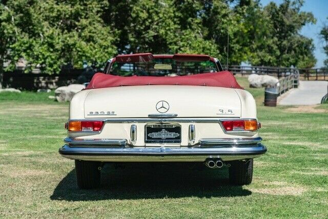 Mercedes-Benz 200-Series 1971 image number 28