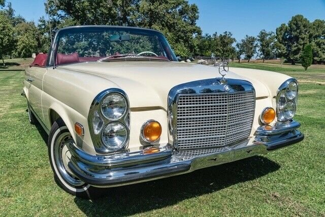 Mercedes-Benz 200-Series 1971 image number 32