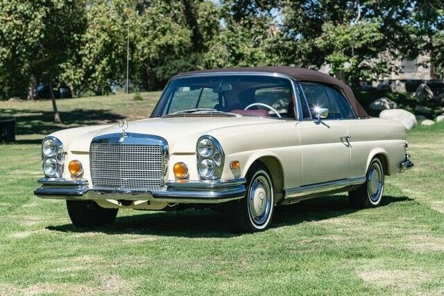 Mercedes-Benz 200-Series 1971 image number 36