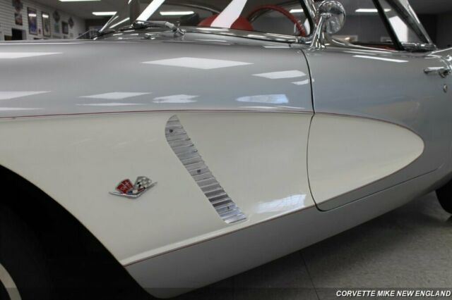 Chevrolet Corvette 1962 image number 18