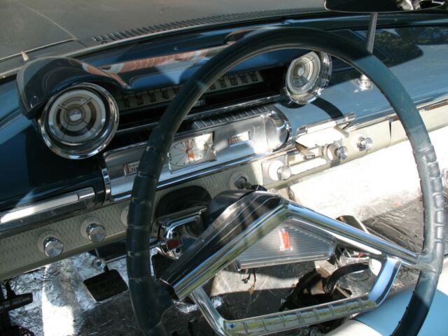 Plymouth Fury 1961 image number 12