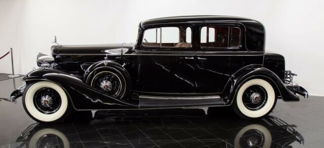 Cadillac V12 1933 image number 2