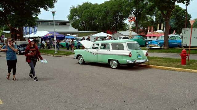 Ford Country Sedan 8 Passenger Wagon 1956 image number 1