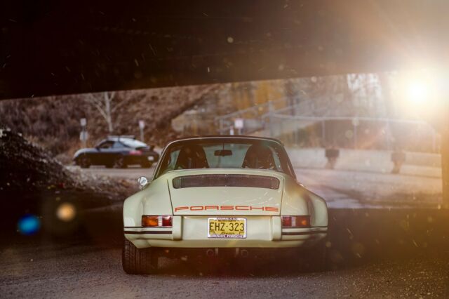 Porsche 911 1975 image number 2