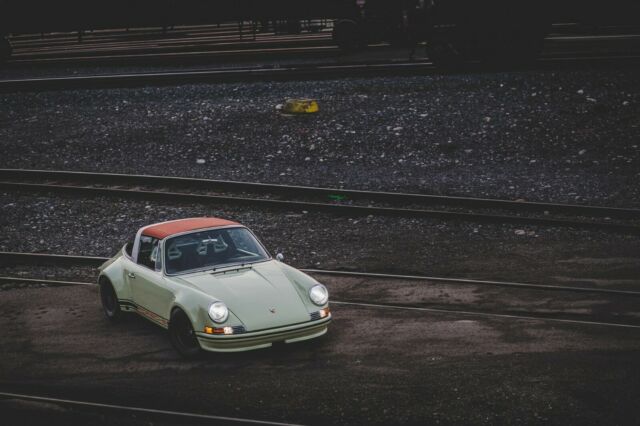 Porsche 911 1975 image number 3