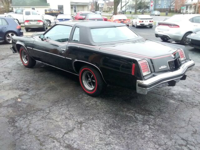 Pontiac Grand Prix 1976 image number 0