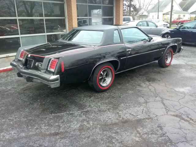 Pontiac Grand Prix 1976 image number 2