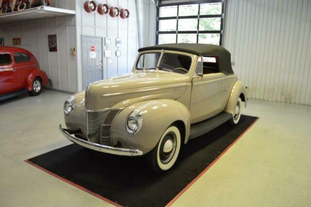 Ford Deluxe 1940 image number 1