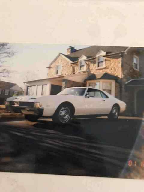 Oldsmobile Toronado 1966 image number 4