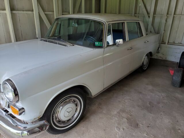 Mercedes-Benz 200 D 1967 image number 3