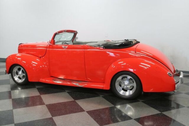 Ford Deluxe Convertible Coupe 1940 image number 32