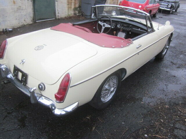 MG MGB 1965 image number 2